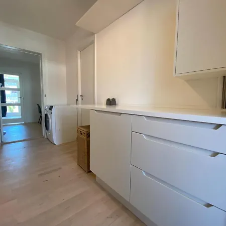 Apartment With Balcony, Free Parking & Elevator *