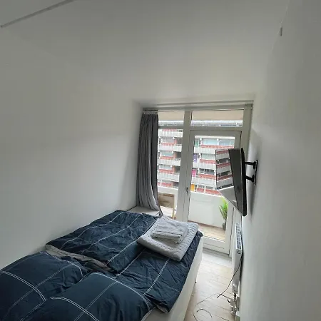Apartment With Balcony, Free Parking & Elevator *