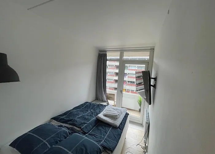Apartment With Balcony, Free Parking W Elevator *